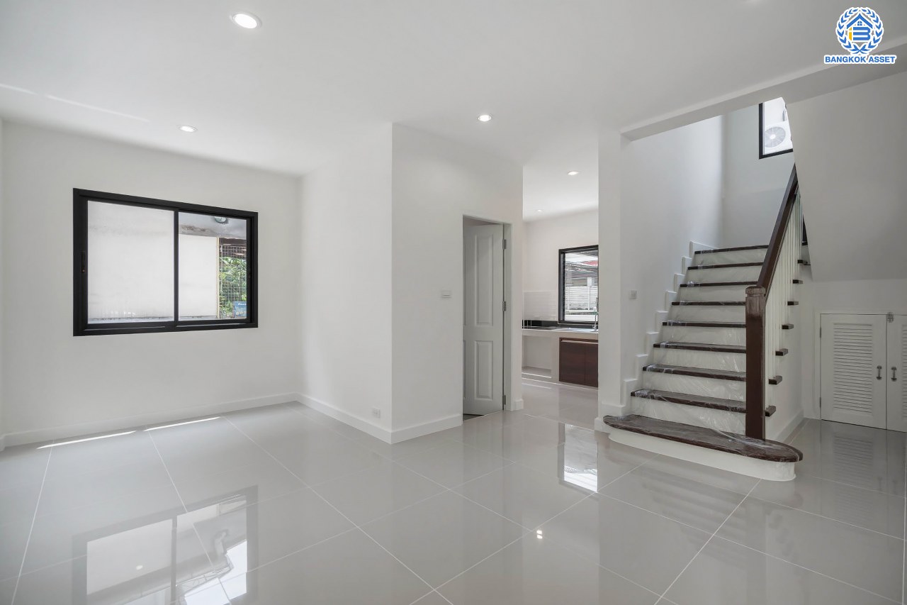 บ้านมือสองตกแต่งใหม่ โครงการ ชัยพฤกษ์ ทวีวัฒนา แบรนด์ LH เนื้อที่ 51 ตร.ว. ตอบโจทย์ทุกการอยู่อาศัย ด้วยฟังก์ชัน 3 ห้องนอน 2 ห้องน้ำ 1 ที่จอดรถ บนทำเลศักยภาพ เชื่อมต่อทางคู่ขนานลอยฟ้าบรมราชชนนี ใกล้ ม.มหิดล และเซ็นทรัลศาลายา